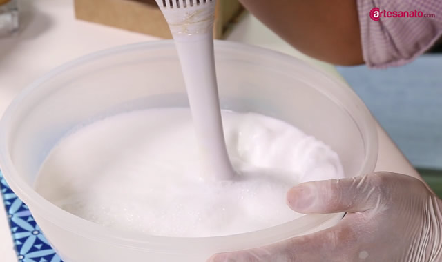 mixer elétrico - preparação de creme hidratante