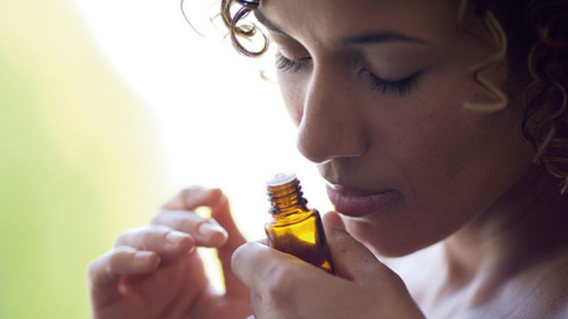 Como Usar o Poder do Óleo Essencial para Ansiedade na Cosmetologia Natural