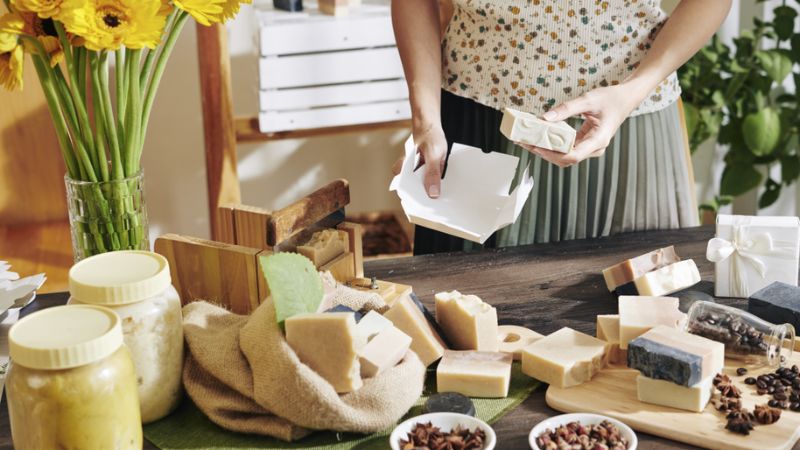 Precificação de Produtos Artesanais: Saiba Quanto Cobrar pelos seus Cosméticos Naturais