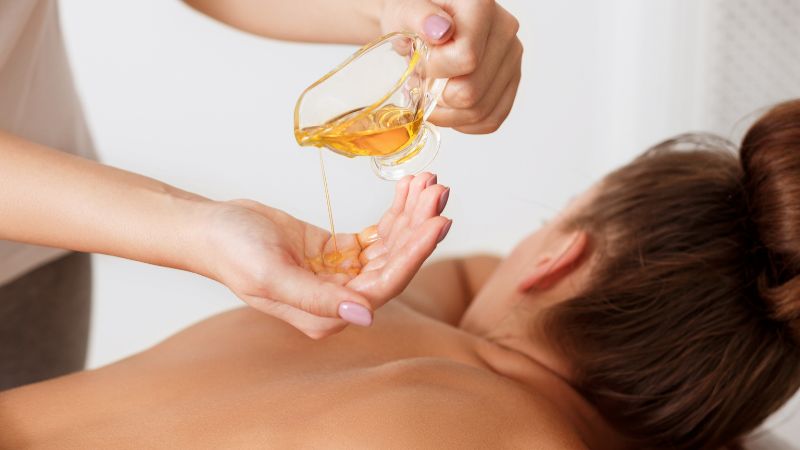 Como Fazer Óleo Para Massagem: 3 Receitas Simples e Refinadas