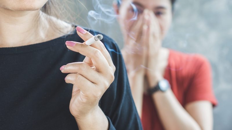 Como Remover o Cheiro de Cigarro das Roupas: Dicas Eficazes para uma Odorização